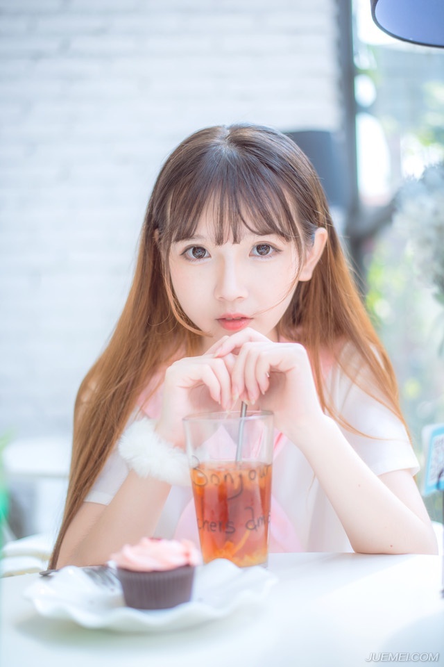 “吼~”伏德一把拔出了腿上的箭簇，身体一滚，滚进了对方的战船之中，手中钢刀一刀将两名江东战士的腿齐根斩断，这是他这辈子第一次，作为自己参战，无所谓忠诚，无所谓为谁而战，他只想为自己战一次，哪怕，是最后一次。